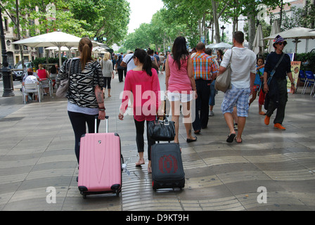 Touristen auf Ramblas Straße Barcelona Spanien einkaufen Stockfoto