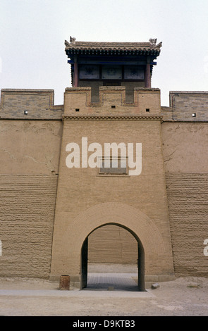 Eingang zur Innenwand des Jiayu Pass oder Jiayuguan, die im ersten Durchgang am Westende der großen Mauer von China ist von der Ming-Dynastie im 14. Jahrhundert, befindet sich südwestlich von der Stadt Jiayuguan in der Provinz Gansu Nordchina errichtete Stockfoto