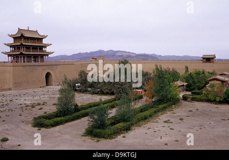 Blick auf den Innenhof des Jiayu Pass oder Jiayuguan, die im ersten Durchgang am Westende der großen Mauer von China ist von der Ming-Dynastie im 14. Jahrhundert, befindet sich südwestlich von der Stadt Jiayuguan in der Provinz Gansu Nordchina errichtete Stockfoto