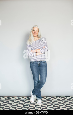 Frau in zuversichtlich-pose Stockfoto