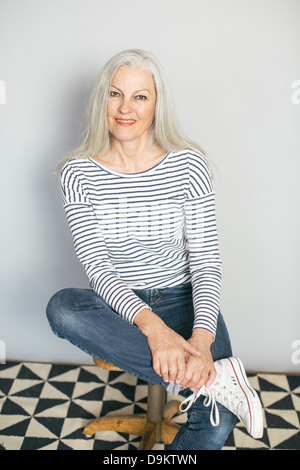 Frau in zuversichtlich-pose Stockfoto