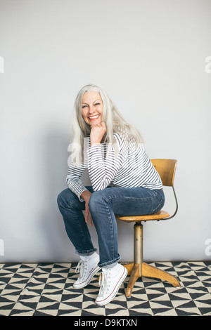 Frau in zuversichtlich-pose Stockfoto