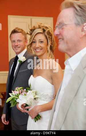 Braut, Bräutigam und Braut Vater bei Trauung Stockfoto