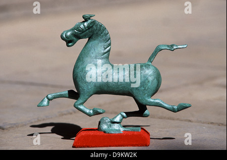 Ein maßstabsgetreues Modell, das das Gansu Flying Horse oder das Han-Dynastie Flying Horse darstellt, eine chinesische Skulptur aus Bronze aus der östlichen Han-Dynastie, die 1969 in der Nähe der Stadt Wuwei Gansu Provinz China entdeckt wurde Stockfoto