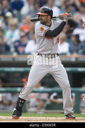 17. Juni 2013 - Detroit, Michigan, Vereinigte Staaten von Amerika - 17. Juni 2013: Baltimore Orioles Outfielder Nick Markakis (21) an bat bei MLB Spielaktion zwischen den Baltimore Orioles und die Detroit Tigers im Comerica Park in Detroit, Michigan. Die Tiger besiegte die Orioles 5-1. Stockfoto