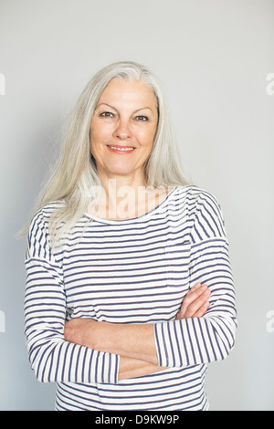 Frau in zuversichtlich-pose Stockfoto