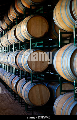 Eiche Wein Fässern sitzen in einem Stapel in einem Weingut Santa Ynez Valley in Los Olivos, Kalifornien, am 22. August 2010. Stockfoto