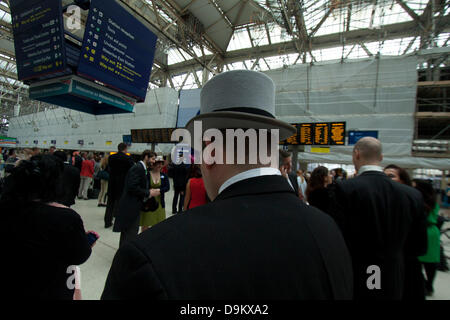 Ascot, Berkshire, UK. 21. Juni 2013. Racegoers erreichen Waterloo Bahnhof für Züge zu den Royal Ascot-Rennen Credit: Amer Ghazzal/Alamy Live-Nachrichten Stockfoto