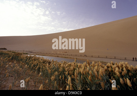 Die Mondsichel See und Sanddünen am Rande der Wüste Gobi in der Nähe von Dunhuang Gansu Province China Stockfoto