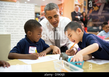 US-Präsident Barack Obama beteiligt sich eine Alphabetisierung-Lektion mit Studenten während des Besuchs einer Vorkindergarten Klassenzimmers in Mähren Elementary School 17. Mai 2013 in Baltimore, Maryland. Stockfoto