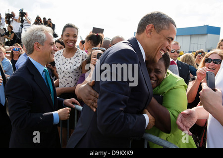 US-Präsident Barack Obama und Chicago Bürgermeister Rahm Emanuel grüßen Menschen auf dem Rollfeld in Chicago O' Hare International Airport in Chicago, IL 29. Mai 2013. Stockfoto