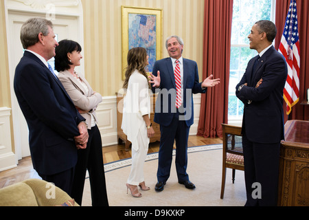 US-Präsident Barack Obama spricht mit 2013 Präsidenten-Cup-Team Kapitän Fred Couples, rechts, und International Team Captain Nick Price, links im Oval Office 29. Mai 2013 in Washington, DC. Auch abgebildet sind Sue Price, zweiter von links und Nadine Moze. Stockfoto