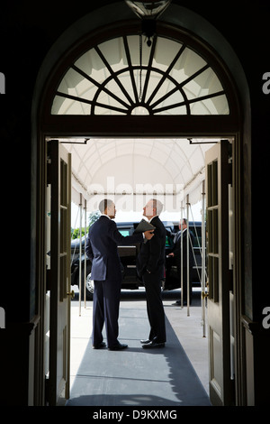 US-Präsident Barack Obama spricht mit Stabschef Denis McDonough am Eingang Süd Portikus des weißen Hauses 27. Mai 2012 in Washington, DC. Stockfoto