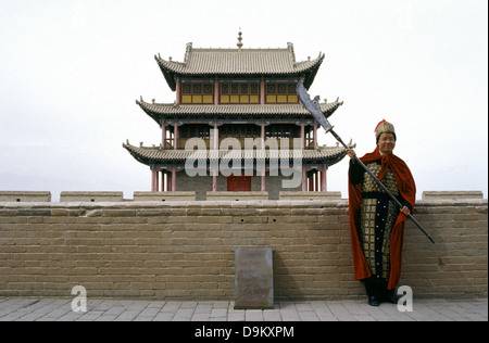 Ein chinesischer Tourist trägt ein gemietetes Kostüm für mongolische Krieger, während er den Jiayu Pass oder den Jiayuguan besucht, den ersten Pass am westlichen Ende der Chinesischen Mauer, die von der Ming-Dynastie im 14. Jahrhundert erbaut wurde. Das Hotel liegt südwestlich der Stadt Jiayuguan in der Provinz Gansu im Norden Chinas Stockfoto