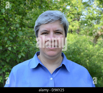 Mittlere gealterte Frau Blick direkt in die Kamera, im Garten Stockfoto