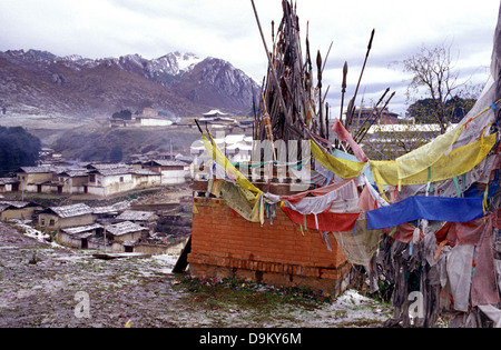 Tibetische Gebetsfahnen aufhängen in der kleinen Alpenstadt Langmusi am östlichen Rand der Qinghai Plateau, eingebettet in einem Tal zwischen den Provinzen Gansu und Sichuan in China gemeinsam genutzt Stockfoto