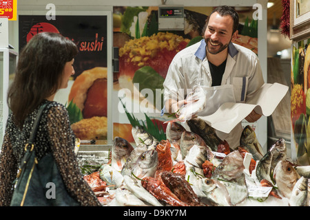 Frau kaufen frischen Fisch Fischhändler Stockfoto