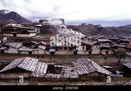 Der Schnee deckt die kleinen alpinen Stadt Langmusi am östlichen Rand der Qinghai Plateau, in einem Tal zwischen den Provinzen Gansu und Sichuan in China gemeinsame eingebettet Stockfoto