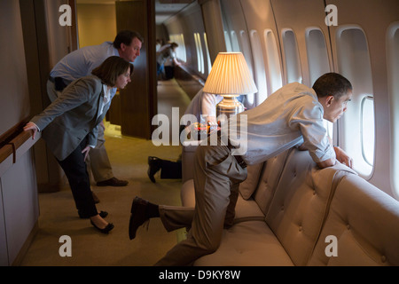 US-Präsident Barack Obama schaut aus dem Fenster der Air Force One, Tornado Schäden vor der Landung auf Tinker Air Force Base 26. Mai 2013 in Oklahoma City, OK. Personal, einschließlich Lisa Monaco, Assistent des Präsidenten für Homeland Security und Anti-Terror- und Reise-Regisseur Marvin Nicholson, sehen Sie in der Nähe. Stockfoto