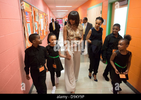 US-First Lady Michelle Obama geht mit Studenten während eines Besuchs in Savoyen Elementary School 24. Mai 2013 in Washington, DC. Savoy ist einer von acht Schulen für den Turnaround Kunstinitiative an den Präsidenten Ausschuß für die Künste und Geisteswissenschaften ausgewählt. Stockfoto