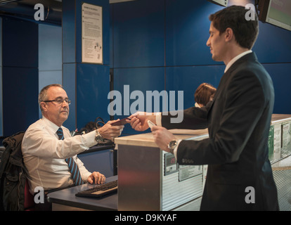 Geschäftsmann am Flughafen check-in Bereich Stockfoto