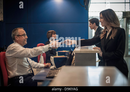 Geschäftsfrau am Flughafen check-in Bereich Stockfoto