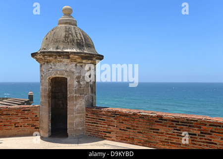 Turm am Castillo San Cristobal in San Juan, Puerto Rico an sonnigen Tag Stockfoto