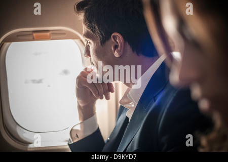 Männlichen Passagier aus Flugzeug Fenster Stockfoto