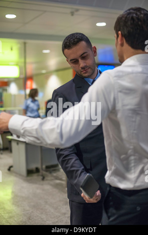 Security Guard Flughafensicherheit männlichen Passagier einchecken Stockfoto