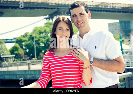 Young Caucasian paar umarmen in der Nähe von Brooklyn Bridge in Brooklyn New York Stockfoto