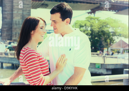 Young Caucasian paar umarmen in der Nähe von Brooklyn Bridge in Brooklyn New York Stockfoto