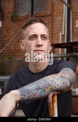 Junge tätowierte Mann wegsehen Stockfoto