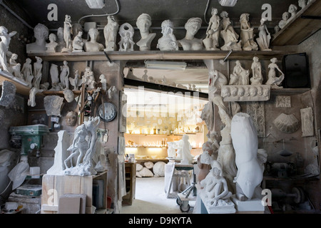 Große Gruppe von Kunst und Skulptur im Atelier des Künstlers Stockfoto