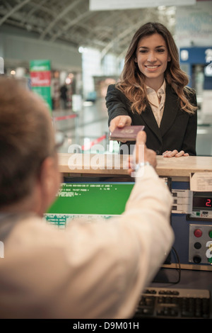 Geschäftsfrau am Flughafen check-in Bereich Stockfoto