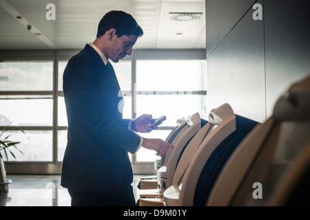 Geschäftsmann am Flughafen check-in Bereich Stockfoto