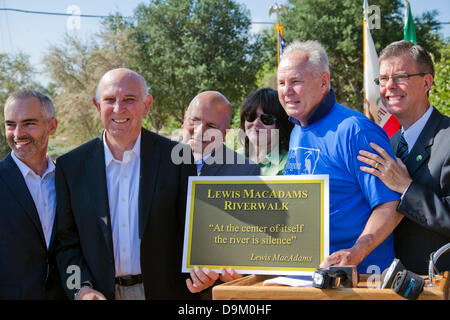 Sunnynook River Park, Los Angeles, USA. 20. Juni 2013. Councilmember Mitch O'Farrell, Lewis MacAdams, Councilmember Ed s. Reyes, Irma Munoz, Vorsitzenden, MRCA, Councilmember Tom LaBonge und Gary Lee Moore, Stadtingenieur für Los Angeles. Eröffnung Zeremonie des Sunnynook River Park und Plaque Engagement für Lewis MacAdams, Gründer von Freunden fo LA River (FoLAR) Kredit: Ambient Images Inc./Alamy Live News Stockfoto