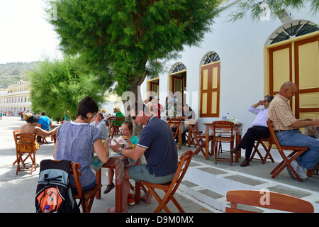 Taverne außerhalb des Klosters von St. Michael in Panormitis, Symi (Simi), Rhodos (Rodos) Region, Dodekanes, südliche Ägäis, Griechenland Stockfoto