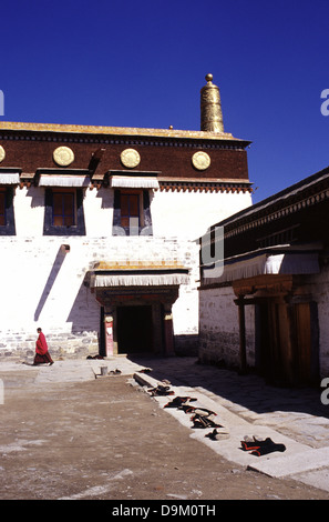 Seiteneingang der Haupthalle Gebet in Labuleng Si oder Labrang Kloster, eines der sechs großen Klöster der Gelug Schule des tibetischen Buddhismus liegt am Fuße des Berges "Phoenix" nordwestlich von Xiahe County in Gannan tibetischen Nationalität autonomen Präfektur, Provinz Gansu, China Stockfoto