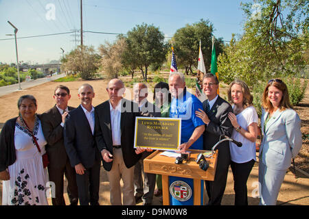 Sunnynook River Park, Los Angeles, USA. 20. Juni 2013. Councilmember Mitch O'Farrell, Lewis MacAdams, Councilmember Ed P. Reyes, Irma Munoz, Vorsitzenden, MRCA, Councilmember Tom LaBonge und Gary Lee Moore, Stadtingenieur für Los Angeles waren unter den Teilnehmern bei der Eröffnungsfeier des Sunnynook River Park und Plaque Engagement für Lewis MacAdams, Gründer von Freunden fo LA River (FoLAR) Kredit: Ambient Images Inc./Alamy Live News Stockfoto