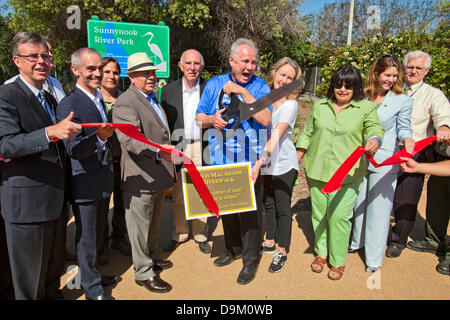 Sunnynook River Park, Los Angeles, USA. 20. Juni 2013. Councilmember Mitch O'Farrell, Lewis MacAdams, Councilmember Ed P. Reyes, Irma Munoz, Vorsitzenden, MRCA, Councilmember Tom LaBonge und Gary Lee Moore, Stadtingenieur für Los Angeles waren unter den Teilnehmern bei der Eröffnungsfeier des Sunnynook River Park und Plaque Engagement für Lewis MacAdams, Gründer von Freunden fo LA River (FoLAR) Kredit: Ambient Images Inc./Alamy Live News Stockfoto