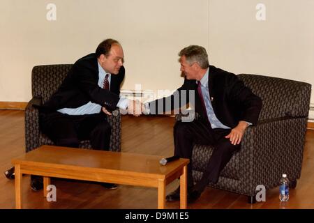 Waltham, Massachusetts, USA - Radio 20. Juni 2013 - Persönlichkeit Jeff Kuhner und ehemaliger Senator Scott Brown schüttelt Hände nach WRKO Rathaus Debatte. Bildnachweis: Mark Nassal/Alamy Live-Nachrichten Stockfoto