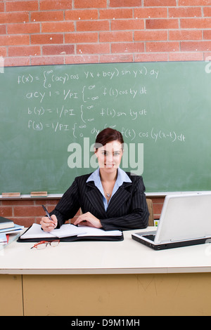 weibliche Lehrer im Klassenzimmer Stockfoto