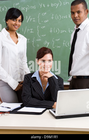 Gruppe von jungen Lehrer im Klassenzimmer Stockfoto