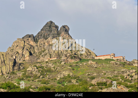 Ruhetag-Kloster thront auf einem Felsen in der Nähe von Prilep, Mazedonien Stockfoto