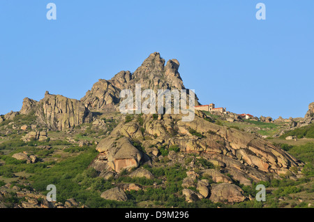 Ruhetag-Kloster thront auf einem Felsen in der Nähe von Prilep, Mazedonien Stockfoto