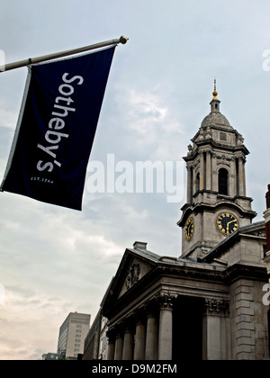 Die Flagge von Sothebys Auktionshaus zeigt St. George Church, Hanover Square im Hintergrund Stockfoto
