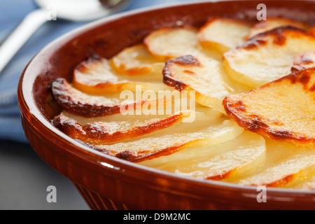 Boulangere Kartoffeln, eine berühmte französische Gericht in Scheiben geschnittene Zwiebel und Kartoffeln gebacken auf Lager. So genannt, weil in der Vergangenheit, Französisch... Stockfoto