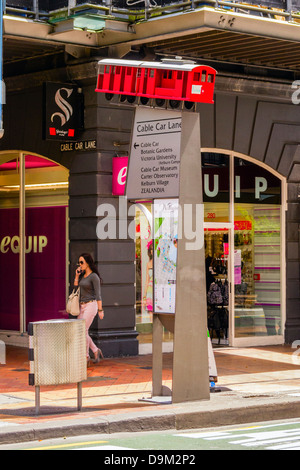 Melden Sie sich am Lambton Quay für die Seilbahn Seilbahn in Wellington, Neuseeland. Der Modell-Wagen wird als ein öffentliches Kunstwerk von aufgeführt. Stockfoto