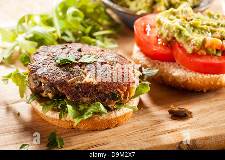 Hausgemachte Bio vegetarische Pilz Burger mit Tomate und guacamole Stockfoto