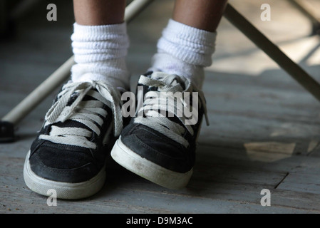 Kind, Kind, Füße nur tragen schwarze und weiße Turnschuhe, Schuhe, Socken Stockfoto